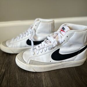 NIKE  Blazer Mid 77 White Leather Size 7  High Top Tennis Shoe